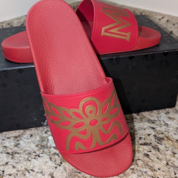 MCM Men’s Large Logo Slides Ruby Red Gold Size 42 EU / 9 US With Box & Dust Bag - Picture 2 of 13